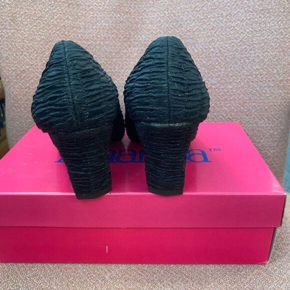 New Amanda Yaffa 8 1/2 black and gold heels 3" - Picture 3 of 6